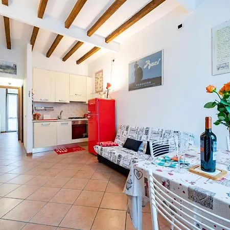 Guesthost - Historic Center 7min From Duomo Apartman *