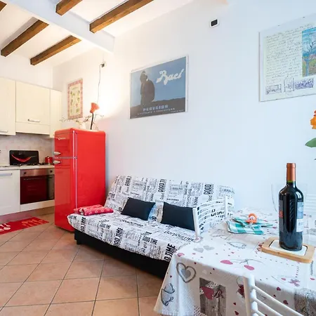 Guesthost - Historic Center 7min From Duomo Apartman