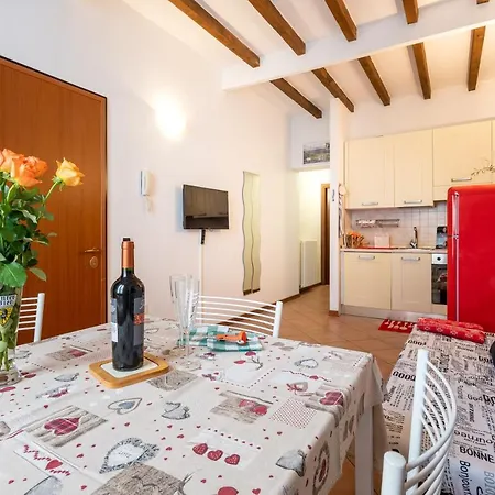 Guesthost - Historic Center 7min From Duomo Apartman *